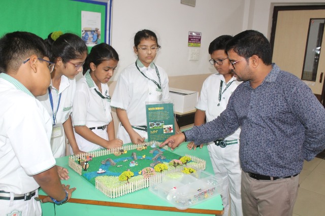 Students observing a model (Seven Bridges project)